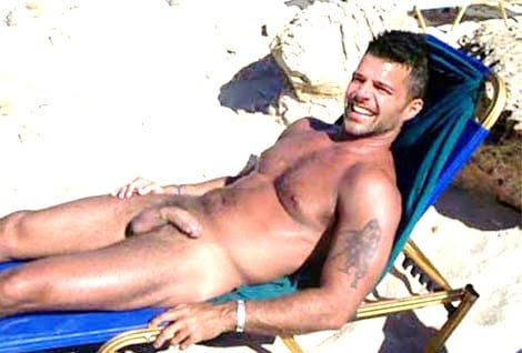Disfruta de la foto de Ricky Martin desnudo.